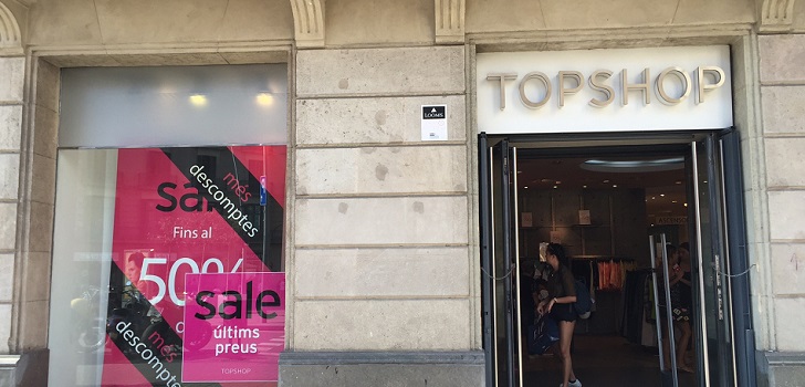 Exterior de la tienda de Topshop en Barcelona, ahora en liquidación Topshop recula en España: cierra su única tienda en Barcelona